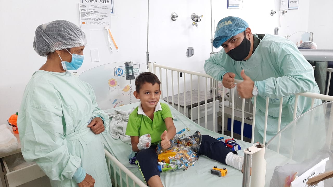 ENTREGA DE KITS Y JUGUETES A LOS NIÑOS DEL HUS 5 ENTREGA DE KITS Y JUGUETES A LOS NIÑOS DEL HUS 5