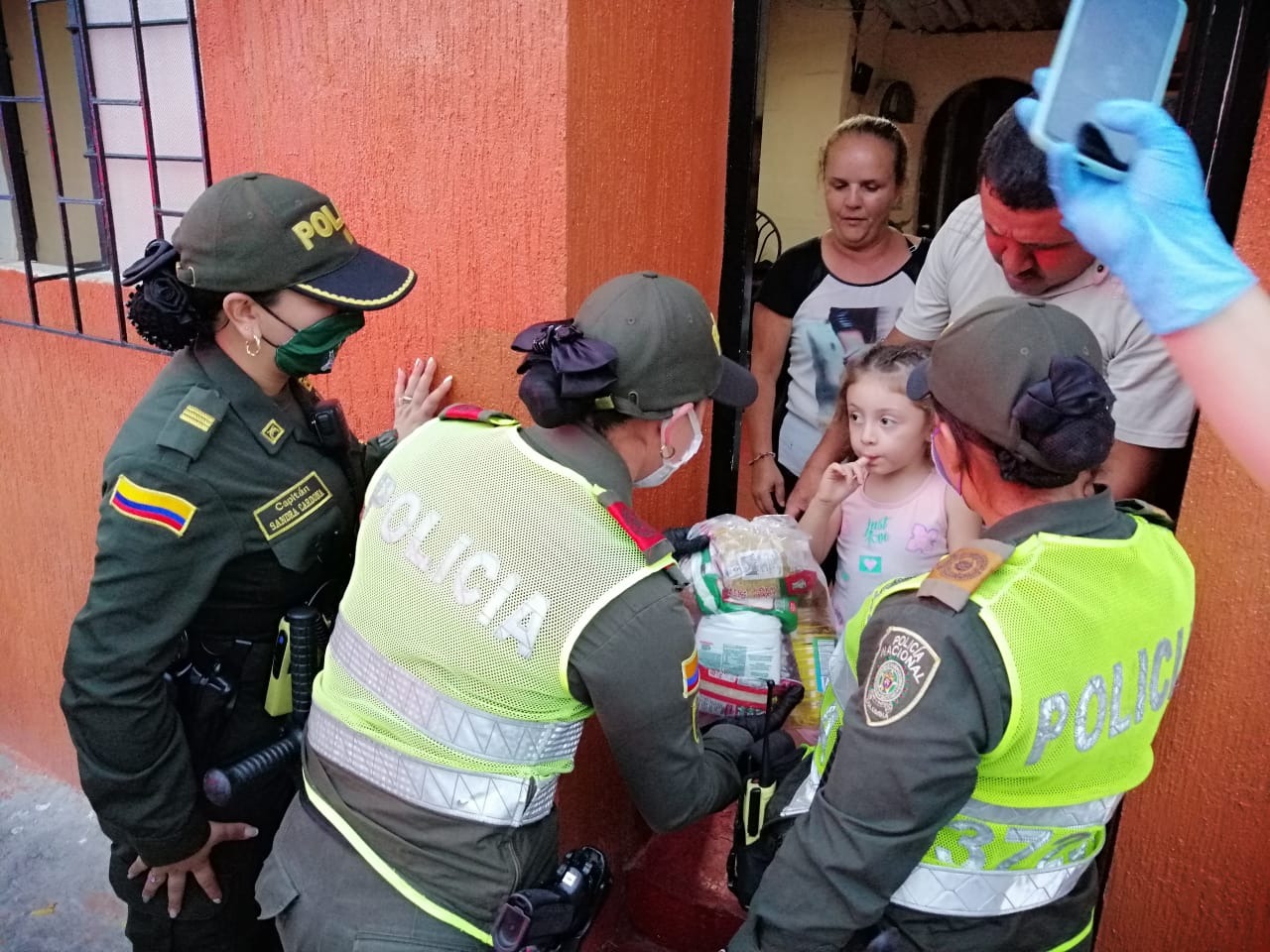 Solidarios ante la emergencia sanitaria  La Policía en Manizales solidaria ante la emergencia sanitaria