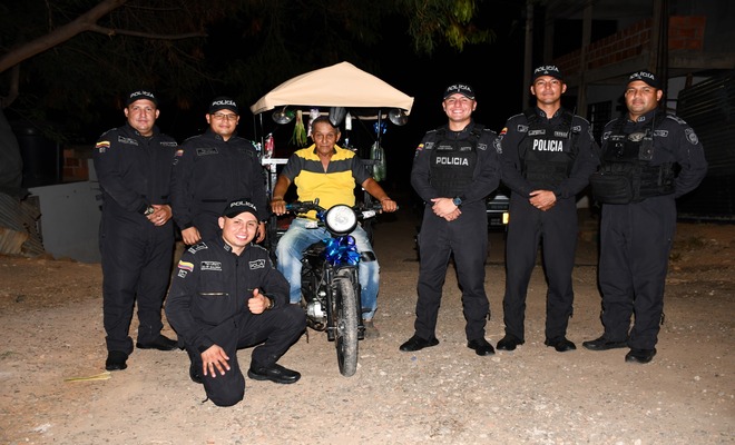 Uniformados acompa&ntilde;an a un ciudadano beneficiado junto a su nuevo medio de transporte.