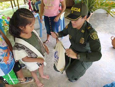entrega de regalos a niños comunidad embera chami policia valle derechos humanos entrega-regalos-niños-comunidad-embera-chami-policia-valle-derechos-humanos
