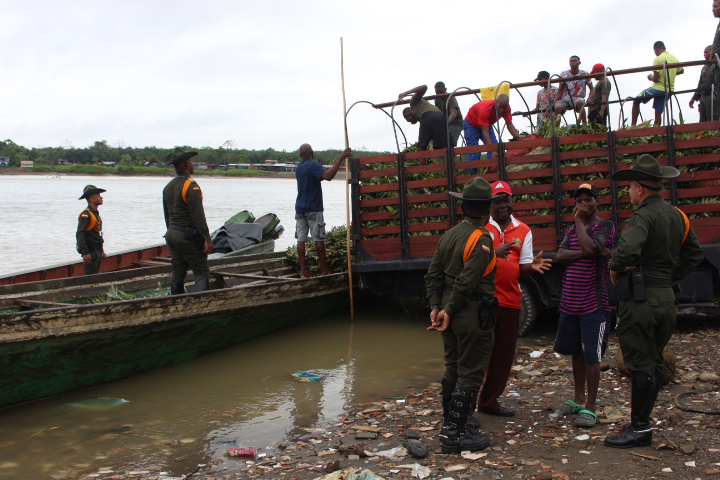 Nuestros Carabineros y Guías entregan semilla de piña para proyecto productivo entrega-de-semilla-para-proyectos-productivos