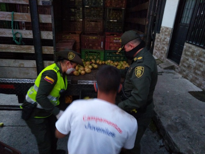 8 toneladas de fruta entre guayaba y mandarina fueron entregadas a familias del barrio el carmen Estamos comprometidos por la protección de la comunidad Manizaleña