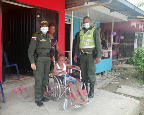 entrega silla de ruedas policia valle buenaventura entrega-silla-de-ruedas-buenaventura
