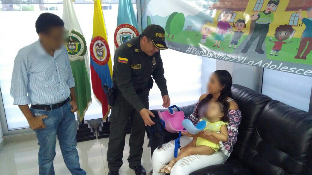 entregamos silla ortesis de sedestacion a niña discapacitada policia valle entregamos-silla-ortesis-sedestacion-niña-discapacitada-policia-valle