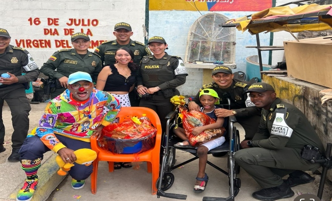 Entrega silla de ruedas a un niño con necesidades especiales Entrega silla de ruedas a un niño con necesidades especiales