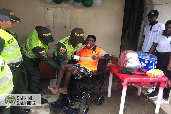 Entregamos silla de rueda a joven con discapacidad Entregamos-silla-de-rueda-a-joven-con-discapacidad