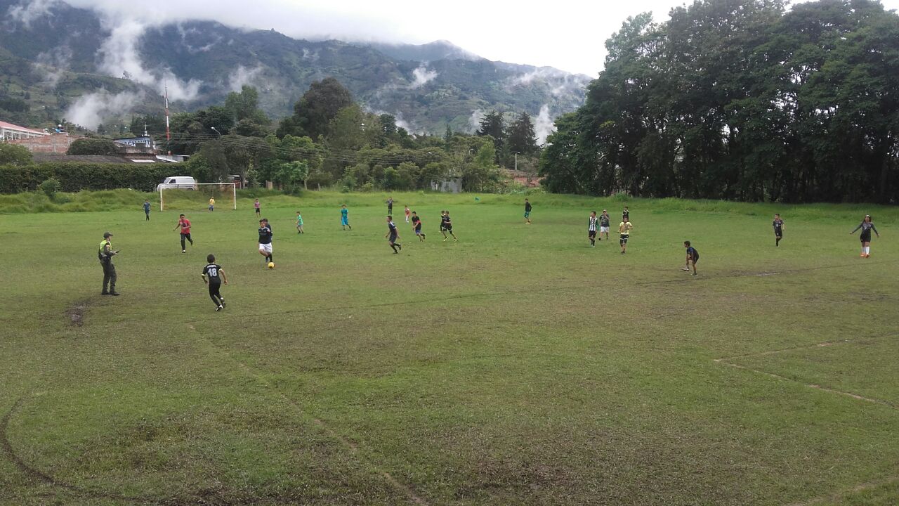 Policía crea escuela de fútbol para la juventud pachavitense Entrenamiento escuela cumbre Pachavita
