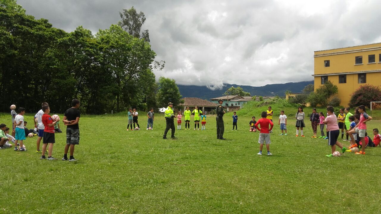 Policía crea escuela de fútbol para la juventud pachavitense Entrenamiento escuela deportiva Pachavita