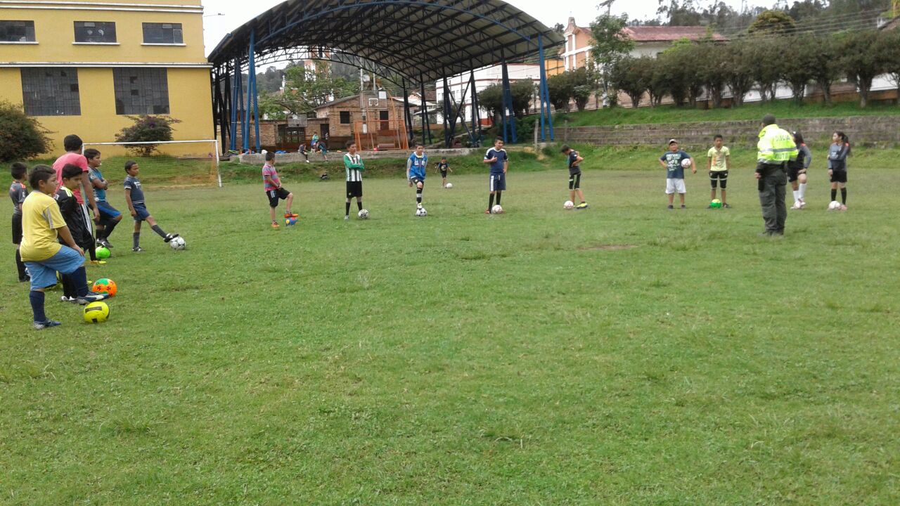 Policía crea escuela de fútbol para la juventud pachavitense Escuela deportiva Pachavita