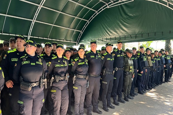 Policías en formación listos para salir al servicio en la jornada de elecciones
