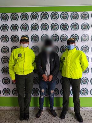 una persona capturada-policías custodiando