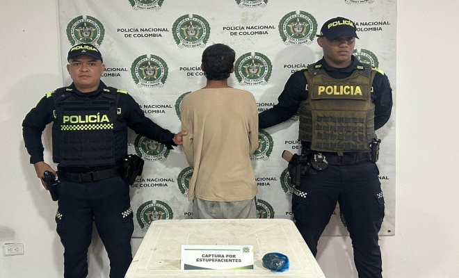 Dos policías con un capturado
