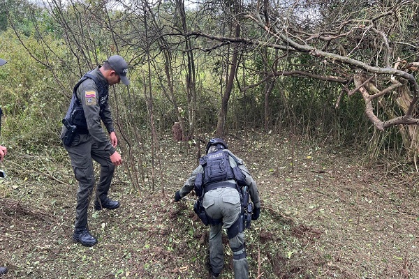 Dos Policías realizando verificación del lugar después de la explosión