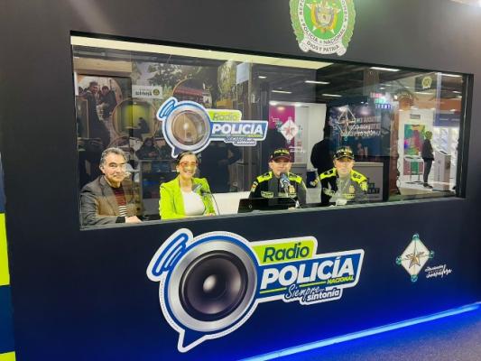 La emisora de la Policía Nacional 92.4 FM en la  #FILBo 2023.