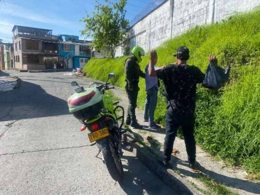 Policías requisando personas