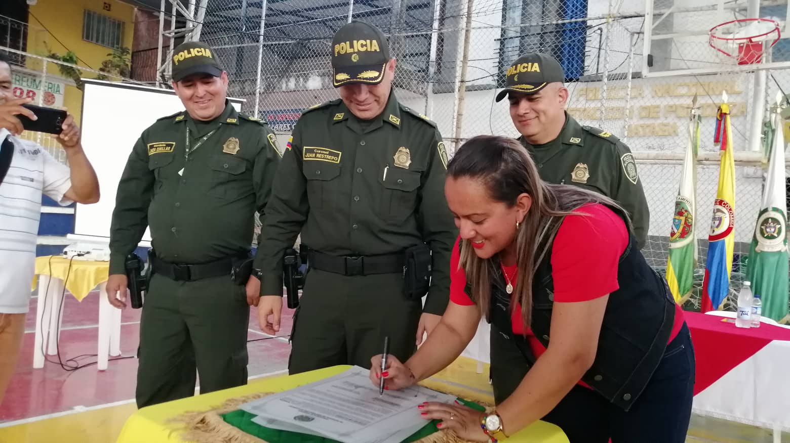 Alcaldesa Dra. Edna Álvarez firma el pergamino de compromisos firma_del_pergamino_-_alcaldesa
