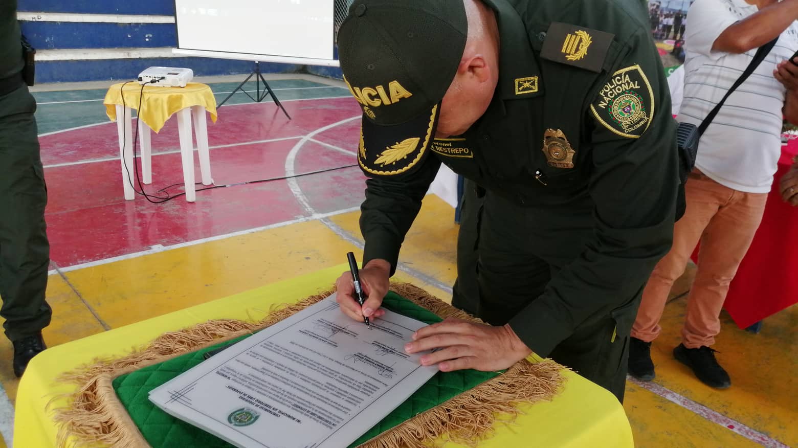 Coronel Juan Restrepo Comandante Policia Huila firma el pergamino de compromisos  firma_del_pergamino_cr._restrepo_j1_deuil