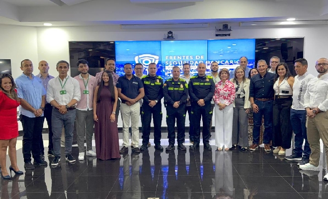 Polic&iacute;as y representantes del sector bancario durante una reuni&oacute;n de seguridad en Barranquilla.