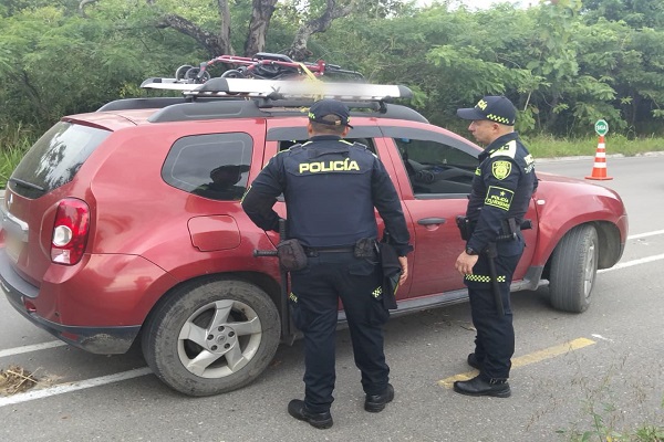 Dos Policías en puesto de control realizando actividades solicitud de antecedentes