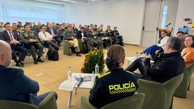 Conversatorio  contó con la participación presencial de 80 asistentes, entre representantes del Ministerio del Interior y del Ministerio de Defensa, integrantes de la reserva activa y profesionales de la Policía Nacional, miembros del CINAC - Comunidad Internacional de Agregados y Oficiales de Enlace acreditados en Colombia