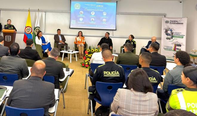Conversatorio contó con la participación presencial de 80 asistentes, entre representantes del Ministerio del Interior y del Ministerio de Defensa, integrantes de la reserva activa y profesionales de la Policía Nacional, miembros del CINAC - Comunidad Internacional de Agregados y Oficiales de Enlace acreditados en Colombia