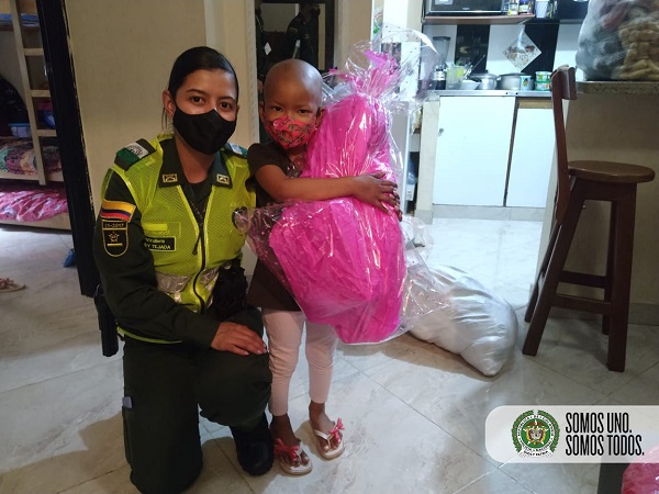 Varias especialidades ayudaron a esta pequeña de 4 años a sentirse ser Policía por un día