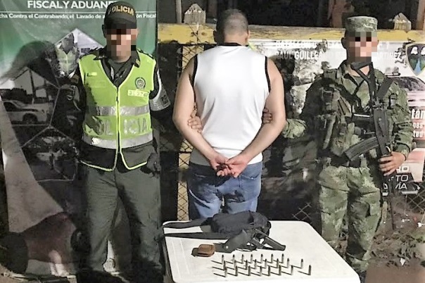 foto-captura-un hombre-con-un-arma-de-fuego