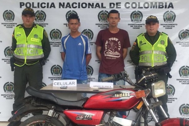 foto-capturados-dos-hombres-momentos-después-de-hurtar-un-celular