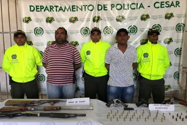 foto-dos-capturados-en-posesión-de-diferentes-tipos-de-armas