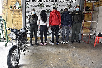 En Armenia fueron capturadas tres personas por hurto calificado y agravado Tres personas capturadas-policías custodiando-motocicleta inmovilizada