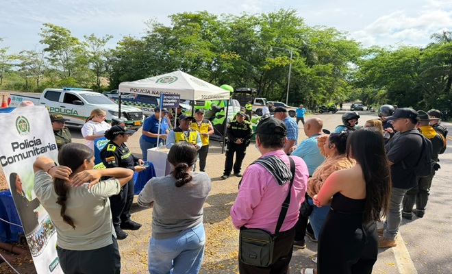 Funcionarios de la Policía Nacional participando en una actividad de acercamiento con la comunidad.