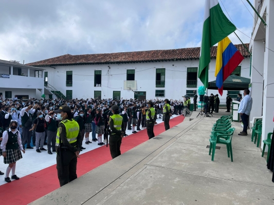 Regreso a clase con la Escuela de Carabineros Provincia de Vélez  Policía acompañando el regreso a clases