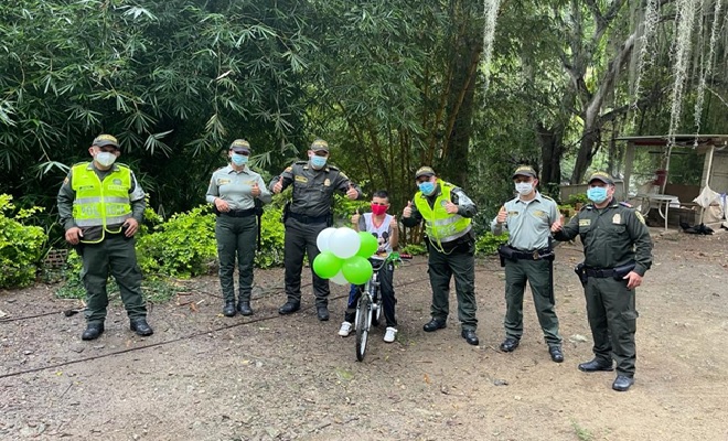 La Policía en la provincia de Soto Norte le cumplió el sueño al niño julio cesar de tener bicicleta  La Policía en la provincia de Soto Norte le cumplió el sueño al niño julio cesar de tener bicicleta