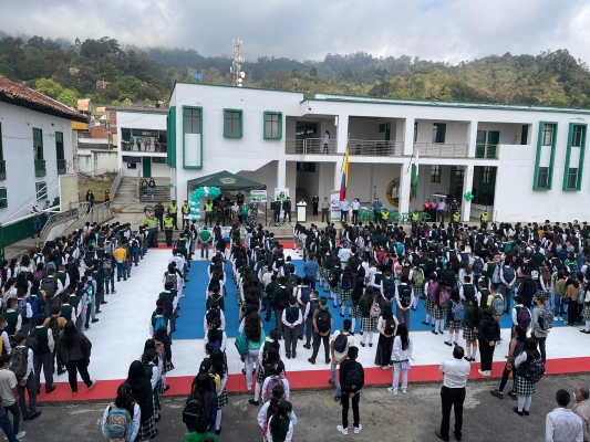 Regreso a clase con la Escuela de Carabineros Provincia de Vélez  Policía acompañando el regreso a clases