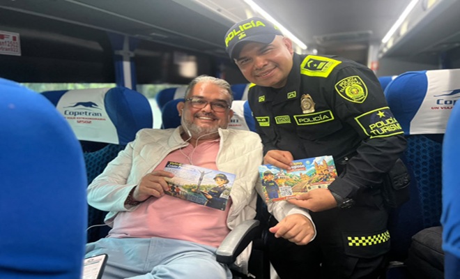 Un policia junto a una persona adulta mayor durante una actividad de acercamiento y acompañamiento.