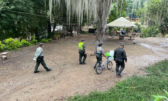 La Policía en la provincia de Soto Norte le cumplió el sueño al niño julio cesar de tener bicicleta 