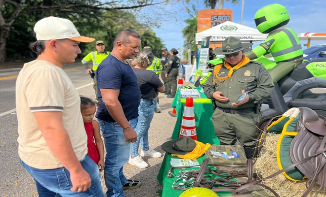 Un policía de Carabineros brindando recomendaciones a diferentes personas.