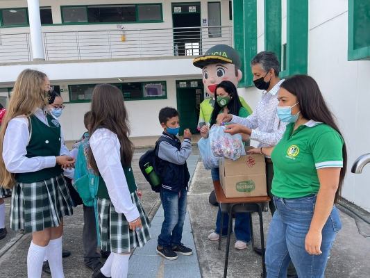 Regreso a clase con la Escuela de Carabineros Provincia de Vélez  Policía acompañando el regreso a clases