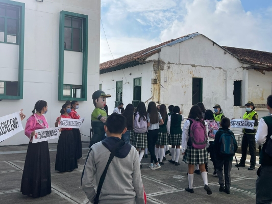 Regreso a clase con la Escuela de Carabineros Provincia de Vélez  Policía acompañando el regreso a clases