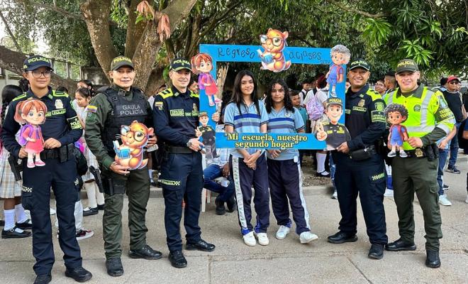 foto de cinco polic&iacute;as de las especialidades con dos ni&ntilde;a en su regreso a clase 2026.