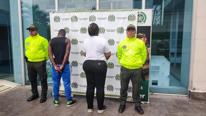 Un hombre y una mujer son capturados como presuntos responsables de doble homicidio Policía Metropolitana de Cali y CTI de la Fiscalía capturan autor intelectual y material del homicidio de dos mujeres pertenecientes al sindicato de trabajadores de la Universidad del Valle.