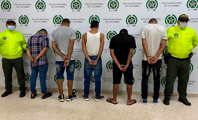 Cinco personas capturadas-policías custodiando