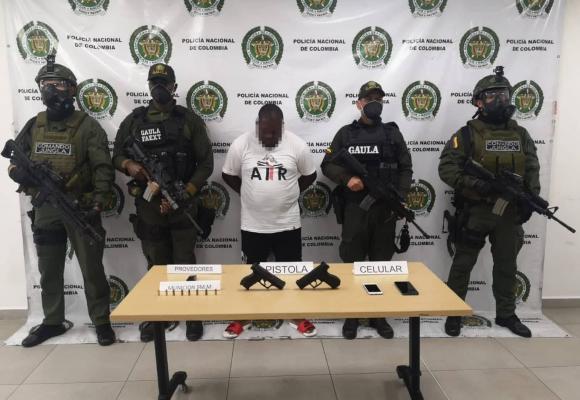 A la cárcel fue enviado integrante del cartel de los más buscados del municipio de Buenaventura Persona capturada-policías custodiando