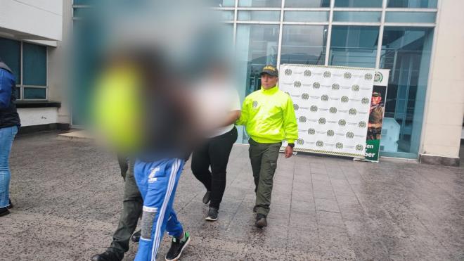 Un hombre y una mujer son capturados como presuntos responsables de doble homicidio Policía Metropolitana de Cali y CTI de la Fiscalía capturan autor intelectual y material del homicidio de dos mujeres pertenecientes al sindicato de trabajadores de la Universidad del Valle.