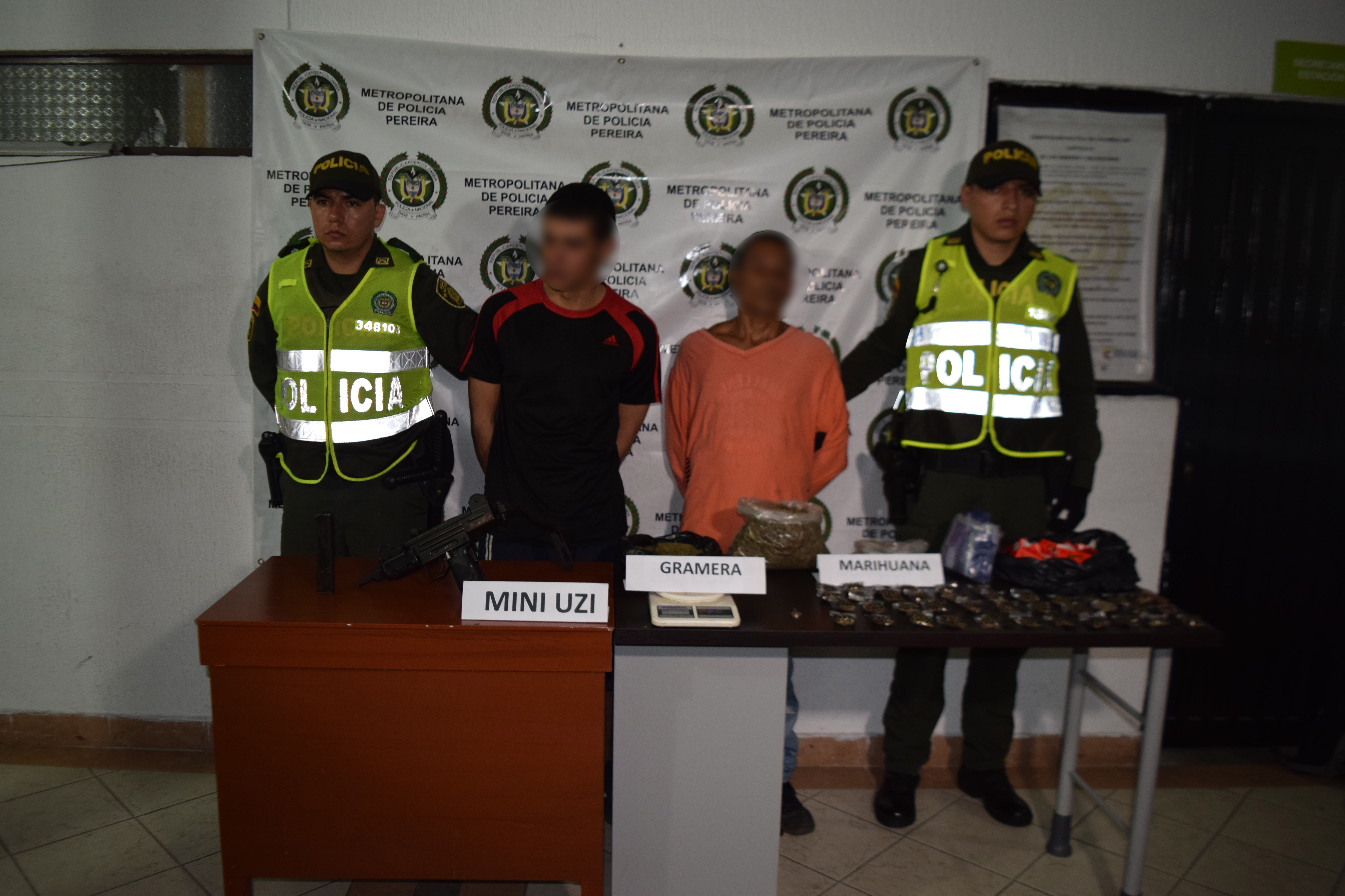 A estas personas se les halló en su poder una subametralladora mini uzi y estupefacientes. A estas personas se les halló en su poder una subametralladora mini uzi y estupefacientes.