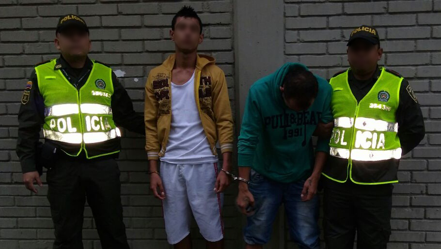 Hurtaron con juguete bélico a pasajera de un bus de servicio público y fueron capturados Hurtaron con juguete bélico a pasajera de un bus de servicio público y fueron capturados