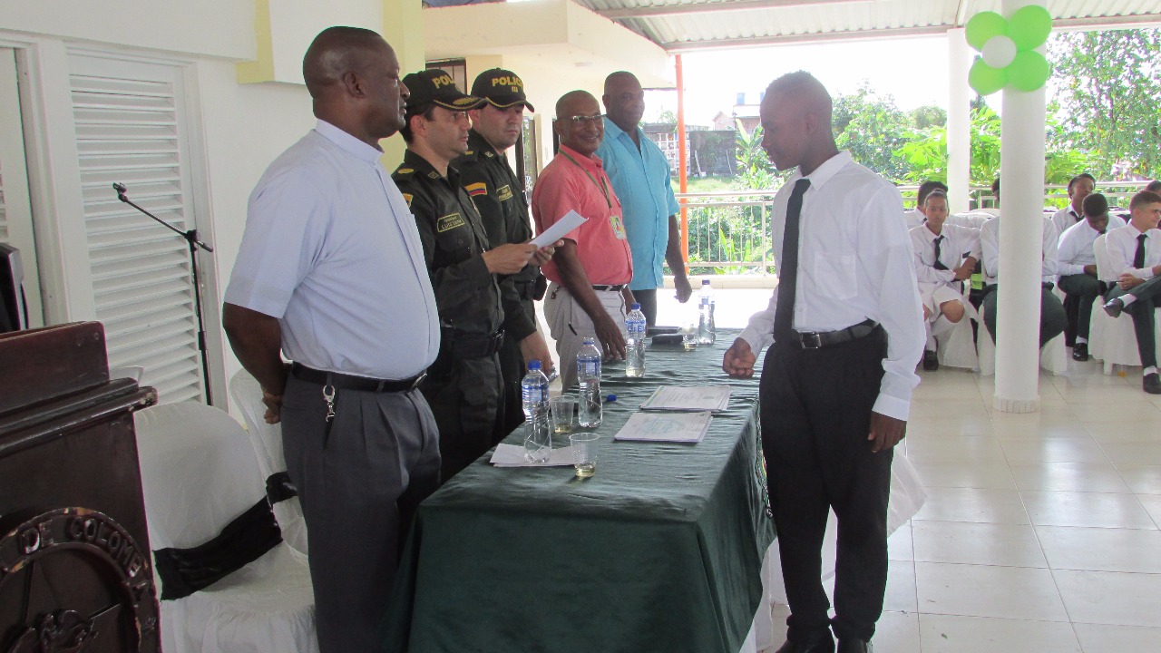 La-Policía-graduó-a-430-jóvenes-en-programa-escolarizado-libre-de-droga.
