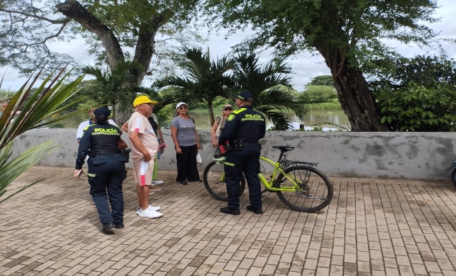 policia dando charlas a turistas en mompox