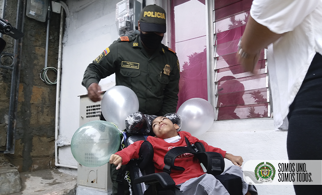 gestión de silla de rueda a niña