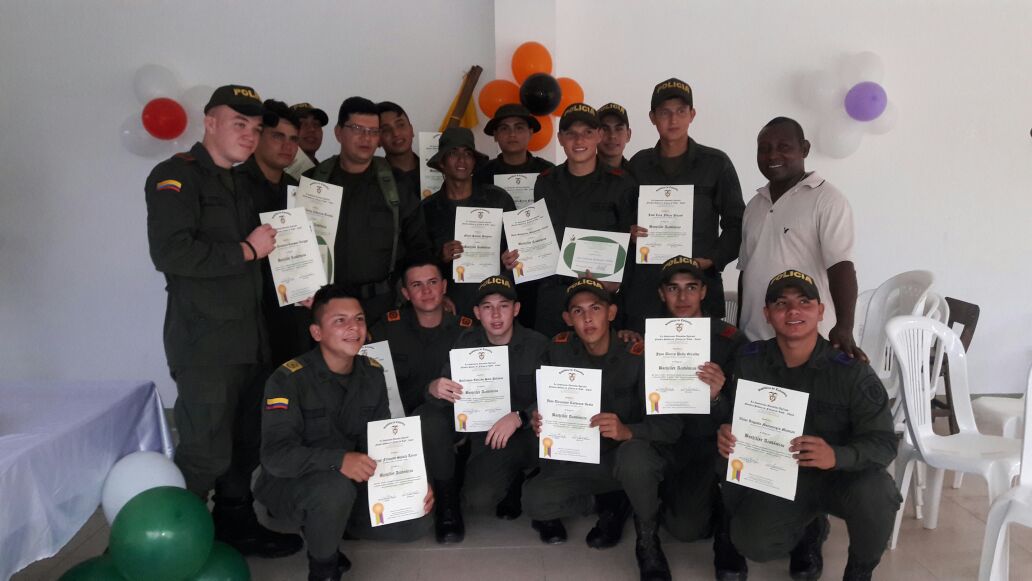 23-jóvenes-que-prestan-su-servicio-como-auxiliar-de Policía-se-graduaron-de-bachiller